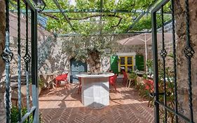 Royal Garden Apartments & Gastronomy